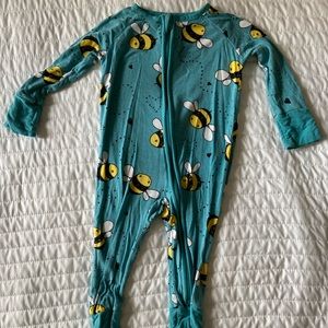 Little sleepies zippy. Teal bees